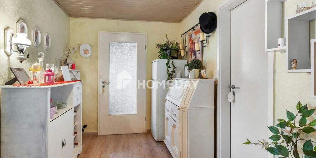 Sanierungsbedürftige Doppelhaushälfte mit 6 Zimmern, großem Grundstück und viel Potenzial 6 zimmer