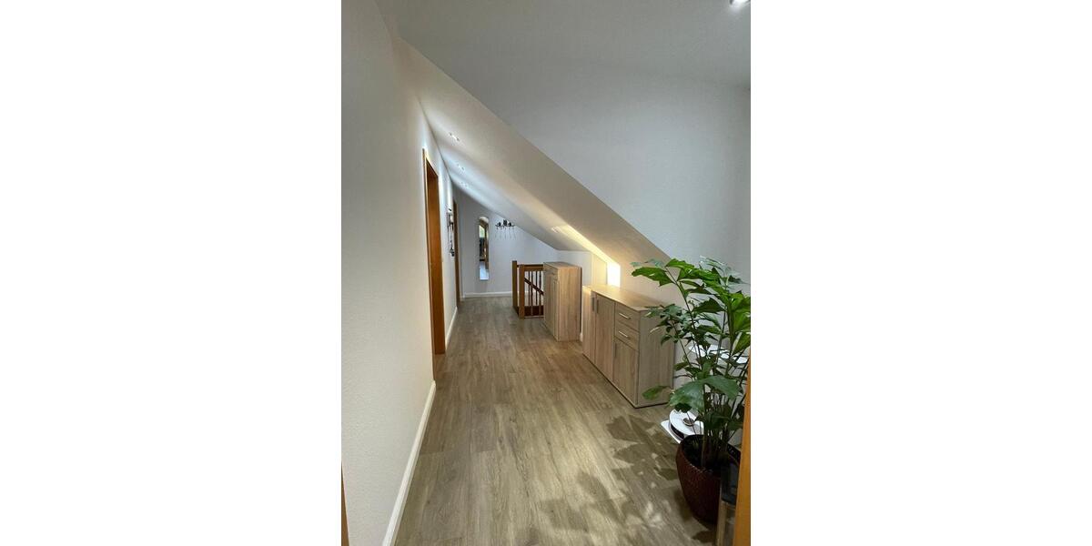 Dachgeschoßwohnung Edemissen - 4 Zimmer, 122 m&sup2;, 900&euro; | Angebot:25804869