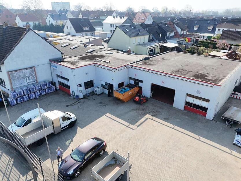 Peoduktionshalle in attraktiver Lage einer gut befahrener Straße