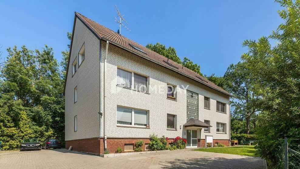 3-Zimmer-Dachgeschoßwohnung in gepflegtem Mehrfamilienhaus mit Keller und Garage