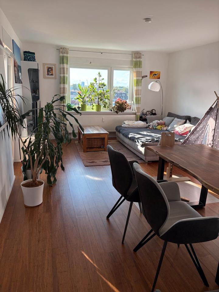 Helle und zentrale 4-Zimmer Wohnung zu verkaufen - knapp 100qm