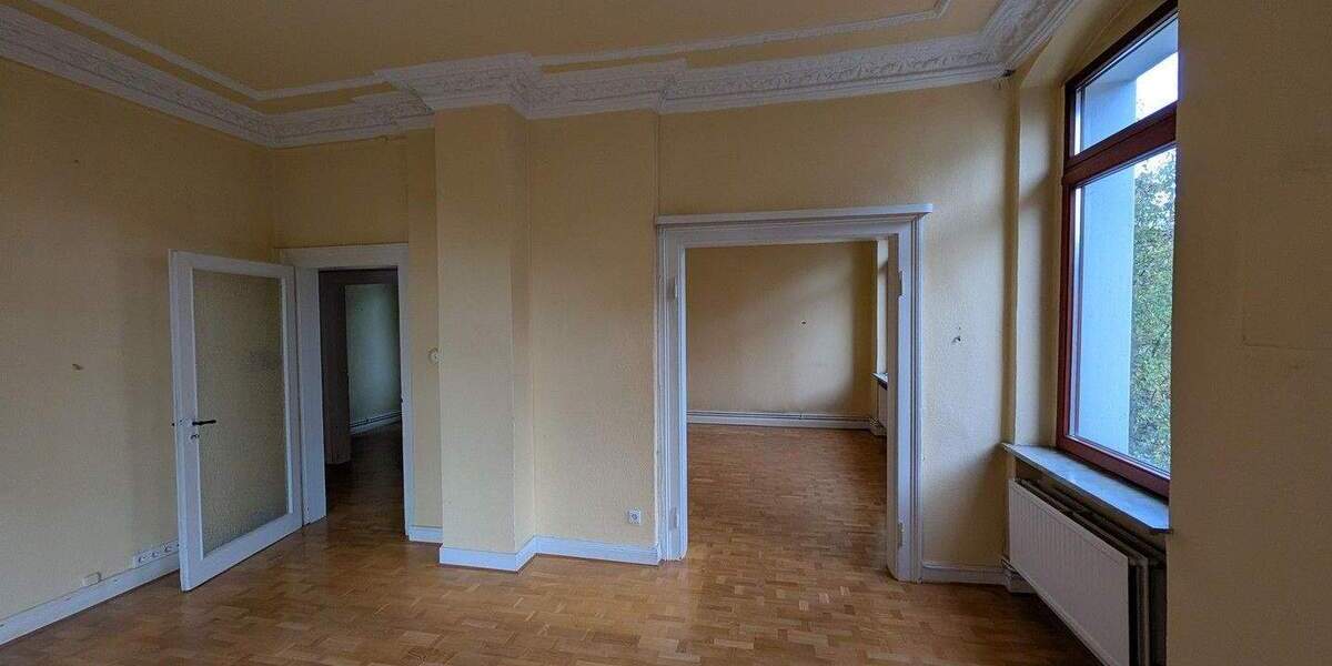 Innenstadtnahe 5-Zimmer Altbau Wohnung im 2. OG mit Balkon, Stuck und Parkett - Provisionsfrei 5 zimmer