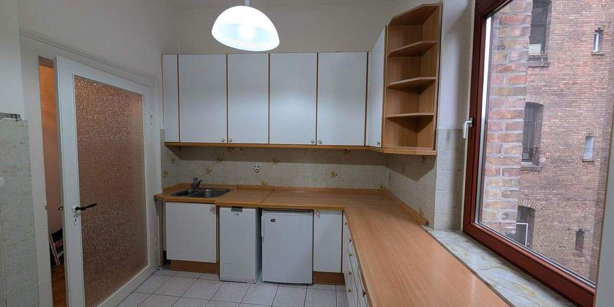 Innenstadtnahe 5-Zimmer Altbau Wohnung im 2. OG mit Balkon, Stuck und Parkett - Provisionsfrei 5 zimmer