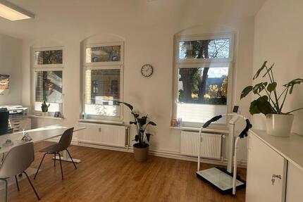 Praxisraum mit großem Wartebereich ab 01.04.2026 zimmer