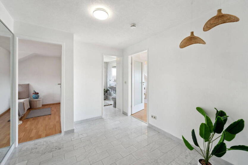 Attraktive 2,5-Zimmer-Wohnung im Dachgeschoss mit Weitblick |