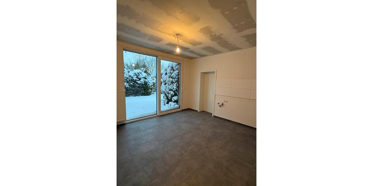 EG Wohnung mit großem Garten in Zwei-Parteien Haus 2.5 zimmer