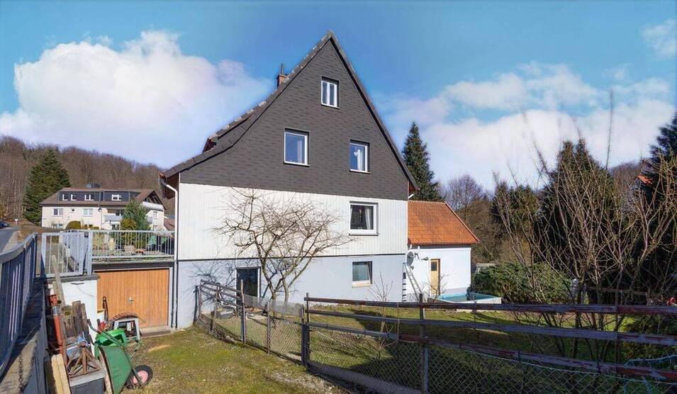 Geräumiges Ein- bis Zweifamilienhaus mit zwei Terrassen, zwei Gara