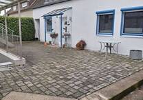 2 Häuser auf einem Grundstück! Eine DHH m. 2 Wohnungen u. ein freistehendes 1-FH m. 2 Eingängen, Carport, Einstellplätzen u. Garten